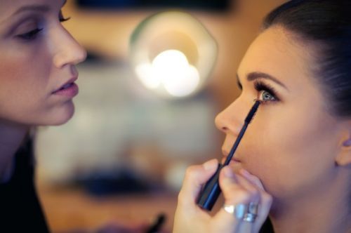 ¿Cómo encontrar maquilladoras profesionales en Valencia para un día especial sin fallar?